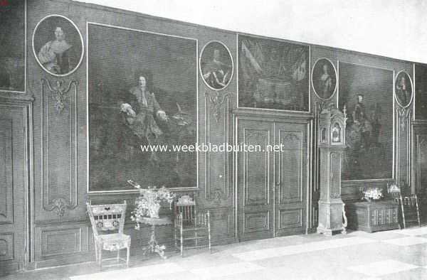 Gelderland, 1910, Vaassen, De hal op de Cannenburch. Boven de deur het portret van Marten van Rossem