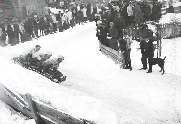 Zwitserland, 1910, Davos, Over Bobslee-toeren te Davos. 2 seconden later; door de bocht aan de 