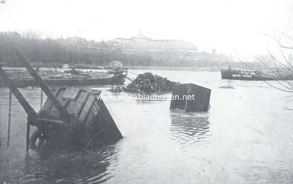 Frankrijk, 1910, Parijs, De overstrooming te Parijs, de opslagplaats voor keien bij Pont Alma