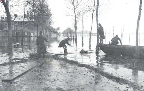 Frankrijk, 1910, Onbekend, In de omstreken van Parijs. Soldaten brengen de bewoners met behulp van schuiten in veiligheid