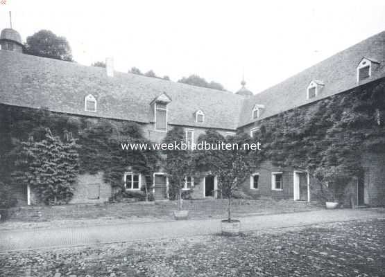 Limburg, 1910, Well, Het kasteel Well (L.). Het kasteel Well. Binnenplaats