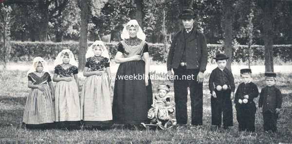 Zeeland, 1910, Onbekend, Een katholieke Goesche familie in nationaal costuum