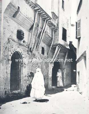 Algiers. Een groot Moorsch huis in de inlandsche stad