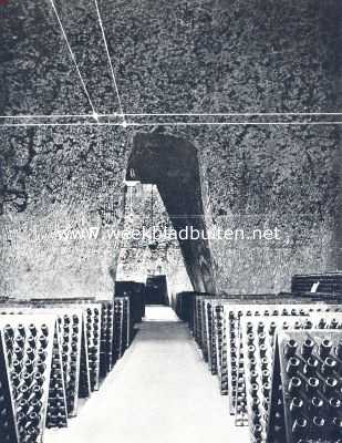 Frankrijk, 1910, Onbekend, Champagne. Champagne. Kijkje in de catacomben. De flesschen staan met de kurk naar beneden om den wijn te laten bezinken