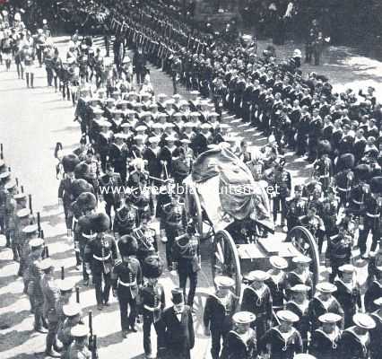 Engeland, 1910, Onbekend, De begrafenis van koning Edward VII. De lijkkist geplaats op een affuit en door matrozen naar de kapel getrokken.