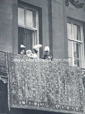 Noord-Holland, 1910, Amsterdam, Het koninklijk bezoek aan Amsterdam. De koninklijke familie op het balcon van het paleis