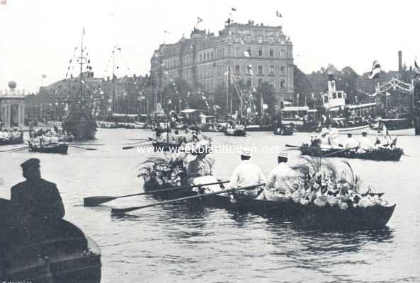 Noord-Holland, 1910, Amsterdam, Het bezoek van de koninklijke familie aan Amsterdam. Het waterfeest op den Amstel. Het defil der versierde wherries