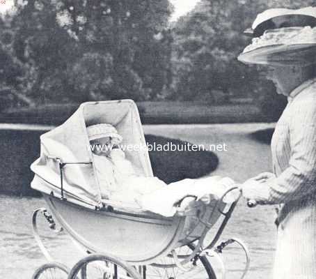 Noord-Holland, 1910, Amsterdam, Het bezoek van de koninklijke familie aan Amsterdam. Prinses Juliana in haar tuin in het Vondelpark door H.M. de koningin zelf gereden