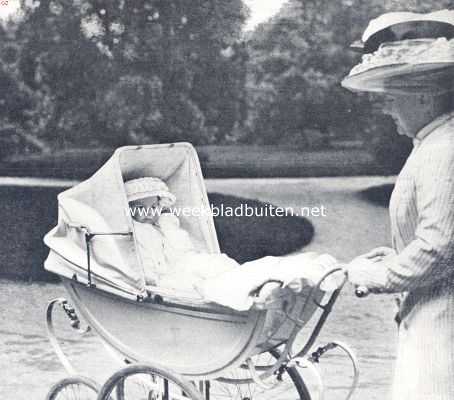 Het bezoek van de koninklijke familie aan Amsterdam. Prinses Juliana in haar tuin in het Vondelpark door H.M. de koningin zelf gereden