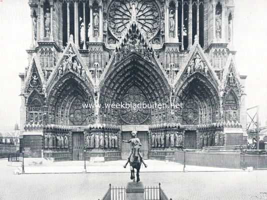 Frankrijk, 1910, Reims, De stad Reims. De drie poorten in den voorgevel van de kathedraal te Reims. Op den voorgrond het standbeeld van Jeanne d; Arc