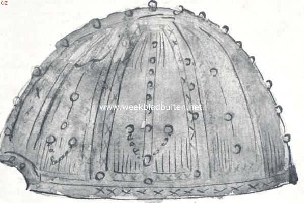 Noord-Brabant, 1910, Deurne, Een merkwaardige vondst in de Deurner Peel (15 juni 1910). Gevonden helm van zilver vergulde platen