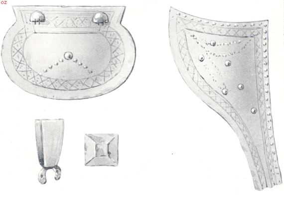 Een merkwaardige vondst in de Deurner Peel (15 juni 1910). Boven: Plaat van den helm. Onder: Sluitstuk en pijlkoker. Rechts: Plaat van den helm