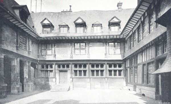 Frankrijk, 1910, Troyes, Troyes. Westelijke zijde van de binnenplaats van het hotel de Mauroy