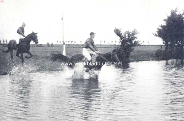 Noord-Holland, 1910, Bussum, Renpaarden. Luitt. Knel en de Engelsche heerrijder Holroyd. Smith voor de 14 M. breede sloot te Bussum