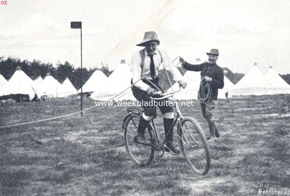 Noord-Holland, 1910, Laren, Groote vacantie op de Laarder heide. Het kamp van de Kon. Weerbaarheid-Ver. Het vangen van wielrijders met den lasso