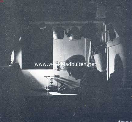 Nederland, 1910, Onbekend, In een woonwagen door Nederland. De fotograaf 's avonds aan het schrijven zijner wederwaardigheden