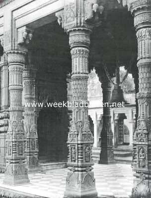 De rijk gebeeldhouwde zuilen van de Monkey Durga-tempel te Benares