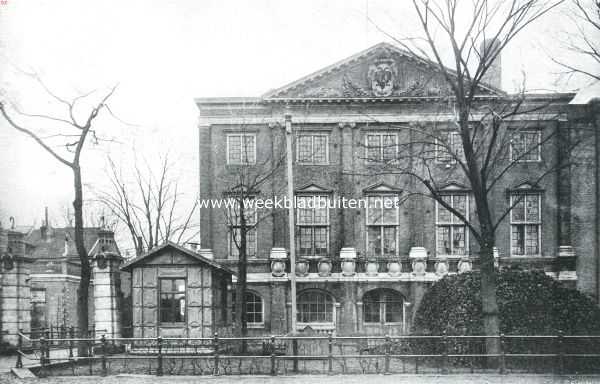 Noord-Holland, 1910, Halfweg, De wonderlijke metamorphose van een oud gebouw en de beetwortelvloot voor Halfweg. Het oude Gemeenlands Huys Zwanenburg, thans linkervleugel van de suikerfabriek 