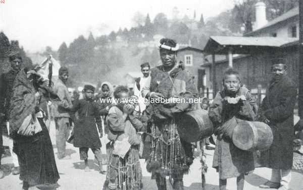 India, 1910, Darjeeling, Reisindrukken uit Britsch-Indi. Darjeeling. Bhutia bedelaars