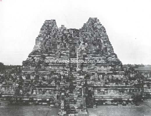Indonesi, 1911, Parambanan, Van Java's tempelschoonheden. De tempel-runen van Parambanan. De oostzijde van den Sjiwa-tempel