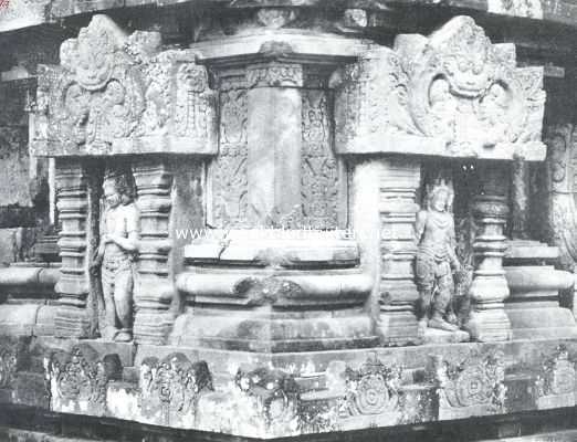 Van Java's tempelschoonheden. De tempel-runen van Parambanan. Hoek-fragment