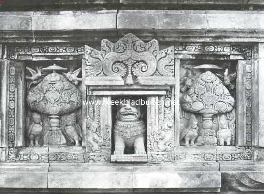 Indonesi, 1911, Parambanan, Van Java's tempelschoonheden. De tempel-runen van Parambanan. Versiering aan den buitenwand, boven de sokkel van den Sjiwa-tempel