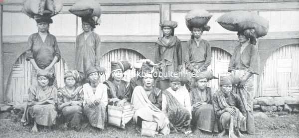 Indonesi, 1911, Onbekend, Van Sumatra's Westkust. Vrouwen uit Batipoeah, gereed met koopwaren naar de markt te Padang Pandjang te gaan