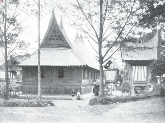 Indonesi, 1911, Onbekend, Van Sumatra's Westkust. Huis met rijstschuren
