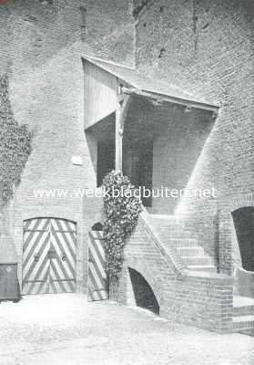 Noord-Holland, 1911, Muiden, Het Muiderslot. De ingang op de binnenplaats