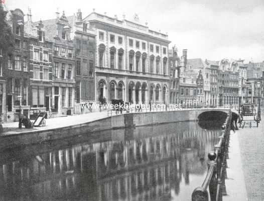 Noord-Holland, 1911, Amsterdam, De Nieuwezijds Voorburgwal. De Nieuwezijds Voorburgwal. De Donkere Sluis met het voorlaatste postkantoor, en de oude 