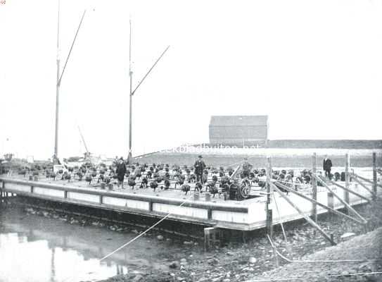 De betonwerken op het eiland Schouwen. De ponton is met hoog water gebracht op de jukken en ligt nu met laag water vrij boven het betonzinkstuk