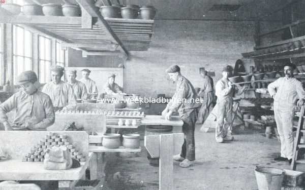 Zuid-Holland, 1911, Gouda, De Gouwenaar. Het draaien van het aardewerk. Met het aardewerk wordt de pijpoven gevuld