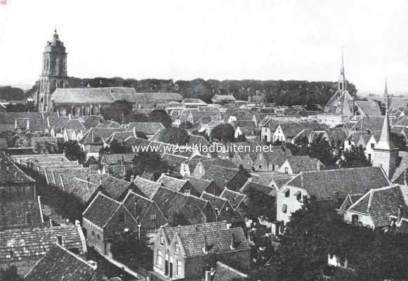 Zuid-Holland, 1911, Schoonhoven, De bedreigde toren en kerk te Schoonhoven. Een overzicht van het oude Schoonhoven. Links: De Bartholomeuskerk en Toren uit het einde der 14e eeuw. Rechts: het Stadhuis dat ongeveer 1452 is gesticht