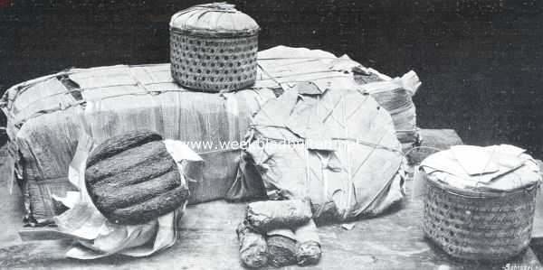 Indonesi, 1911, Onbekend, De tabakscultuur in Ned.-Indi. Verpakkingen voor de inlandsche markt. Achterste groote baal: Buitenzorg; de ronde collie: Toeban (Rembang). Voorste rij links: kleinste stapeltje vooraan: Bengkoelen; groote pak daarachter: Bangaai