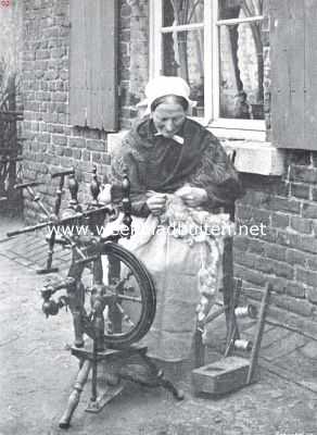 Limburg, 1911, Onbekend, Limburgsche boerenvrouw aan het spinnewiel