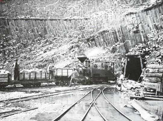 Duitsland, 1911, Onbekend, Nieuw systeem voor wegenbouw. Waar de basalt verkregen wordt. Een interessant beeld van den zeer regelmatigen zuilenvorm in de basaltgroeven langs den Rijn