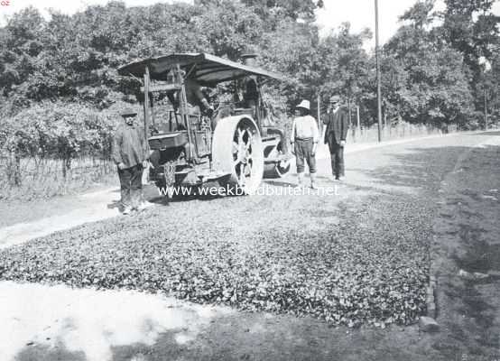Onbekend, 1911, Onbekend, Nieuw systeem voor wegenbouw. De pas aangebracht laag basalt-steenslag wordt aangewalst
