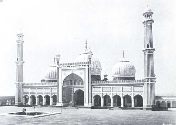 India, 1911, Delhi, De Juma Mashid of Groote Moskee te Delhi. De belangrijkste van Azi, werd gebouwd door Shah Jehan, kleinzoon van Akbar. Begonnen in 1644, voltooid in 1658, zijn sterfjaar. 't Gebouw is opgetrokken in rood zandsteen met wit marmeren banden, heeft 3 koepels van wit marmer en 4 minarets. Op 't immense terras heeft men een bassin, waar de mohamedanen - alvorens de overdekte galerij binnen te gaan - voeten en handen reinigen, daarna knielen zij achter hun voorganger, met 't gezicht naar Mekka, om hun godsdienst waar te nemen. De moskee is 61 M. lang, 37 M. diep, de minarets 40 M. hoog. Het is in deze moskee dat in Sept. 1837 voor de laatste maal gebeden werd, voor den laatsten vertegenwoordiger van de Mogol macht in Indi, sultan Akbar II.
