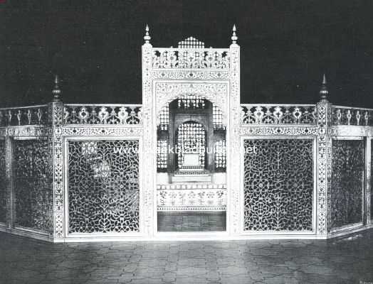 India, 1911, Agra, Grafmonument van Shah Jehan en zijne vrouw Muntaz-I-Mahal. De tombes zijn van wit marmer ingelegd met kostbare steenen. Deze praalgraven zijn omsloten door een sierlijk hekwerk. De binnenste duisternis doen de graven niet geheel tot hun recht komen. Dit geheel staat midden in 't beroemde mausoleum de 