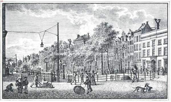 De verlichting van Amsterdam. Olieverlichting aan touwen op de N.Z. Voorburgwal bij het postkantoor