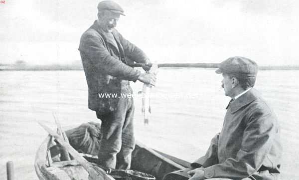 Noord-Holland, 1911, Onbekend, Snoekvisschen met den hengel. Om de haak uit den bek te halen steeks met bij de groote exemplaren een stuk hout tusschen de kaken om het gevaar van een beet te voorkomen