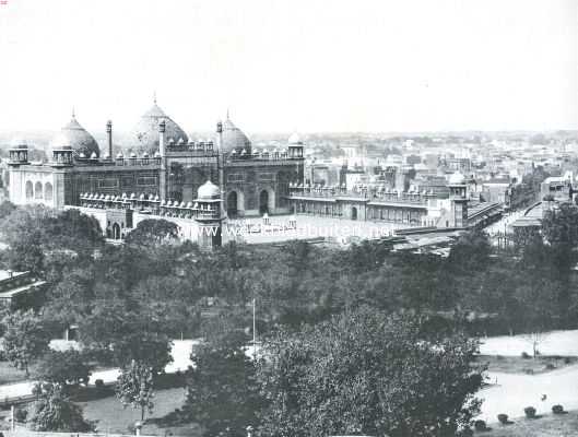 India, 1911, Agra, Agra's Groote Moskee. Minder mooi dan die te Delhi, opgetrokken in rood zandsteen met witte banden. Deze moskeen worden ook wel 