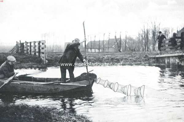 Noord-Holland, 1911, Onbekend, Visschen met de fuik. Het strak spannen en uitzetten van het uiteinde der fuik