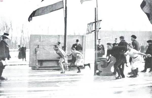 Friesland, 1912, Onbekend, Van Wintervreugde, die voorbij is. De aloude Friesche hardrijderij voor mannen en vrouwen. De beste rijders van Friesland: Dijkstra en Geertje Engelsma (rechts)