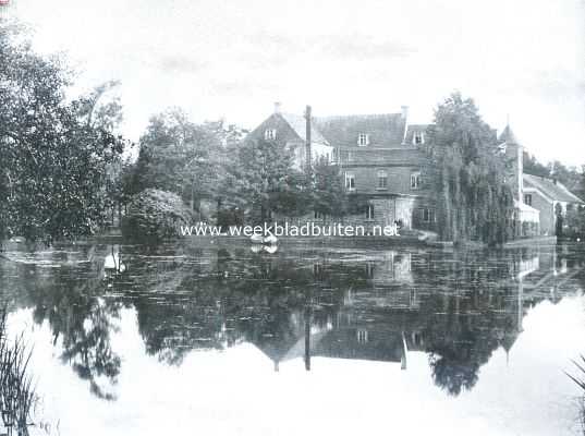 Limburg, 1912, Tegelen, De Holtmeulen of Holtmhle bij Tegelen (L.) en het dorp. Het Kasteel van Holtmeulen van terzijde gezien. Met den grooten vijver