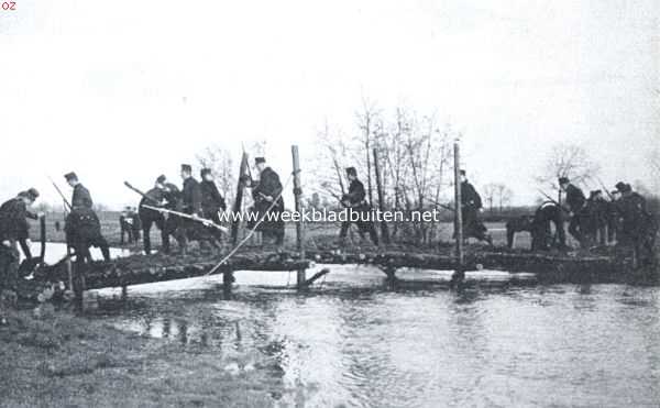 Noord-Brabant, 1912, Onbekend, Oefening in het slaan van een brug over de Mark. 5. Een afdeeling trekt over de brug, terwijl deze reeds afgebroken wordt