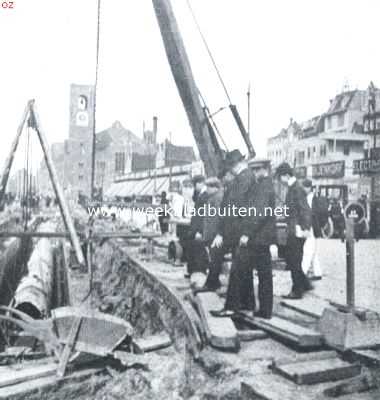 Noord-Holland, 1912, Amsterdam, Aen d'Amstel en aen 't Y, daer doet sich heerlijck ope .! De rioleering van het Damrak