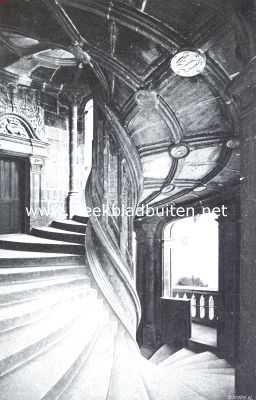 Frankrijk, 1912, Blois, De kasteelen langs de Loire. Het Kasteel van Blois. Het inwendige der open trap in den vleugel van Franois I. In de rozetten de gekroonde salamander, die tevens is aangebracht boven de deur links