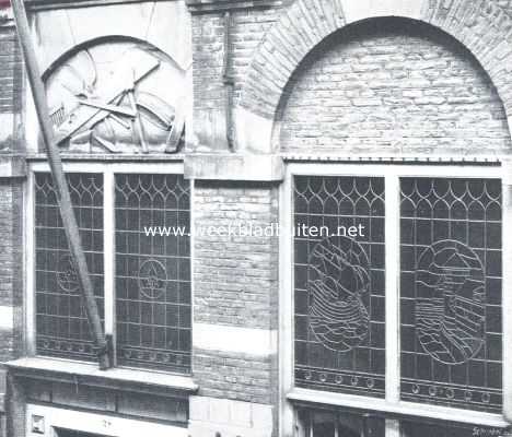 Noord-Holland, 1912, Amsterdam, Het Korenmetershuisje te Amsterdam. Boven het raam links de steen met attributen van het korenmeters- en zettersbedrijf