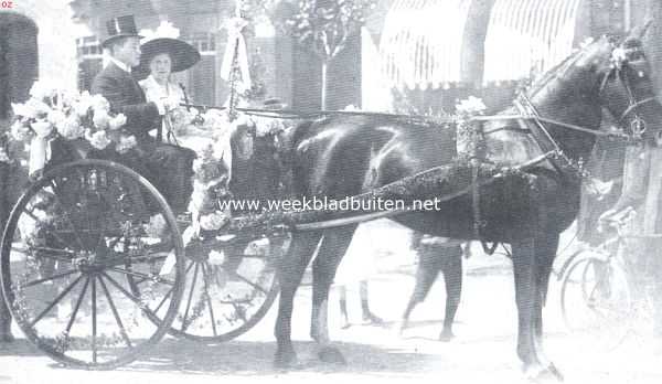 Nederland, 1912, Onbekend, Het bloemencorso op Woensdag 19 Juni L.L. Versierde buggy gereden door den heer J.G. Salomonson met Mejuffr. H.K. Wertheim